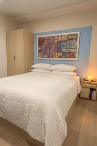 Brand New Beach Condo Huge Pool Tennis & Sunshine 5 min from Beach