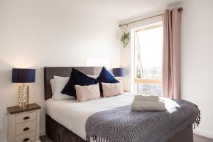 Stylish 2BR Apartments by Luxus Sleeps 6 Central Location