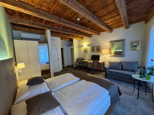 The Golden Wheel Hotel