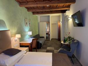 The Golden Wheel Hotel