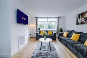 4BR House By Eason Stays Short Lets Wythenshawe