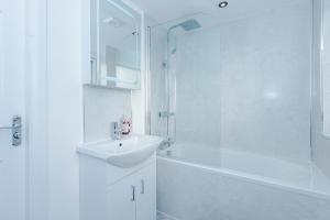 4BR House By Eason Stays Short Lets Wythenshawe