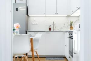 Rentero Warm and Bright Apartment at Prague