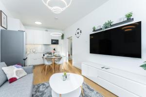 Rentero Warm and Bright Apartment at Prague