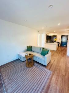 Central Hollywood Gem - Stylish & Spacious Roomy 1BD