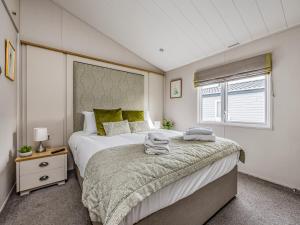 Gorgeous Home in Lakeside Park Pass The Keys