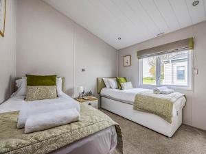 Gorgeous Home in Lakeside Park Pass The Keys