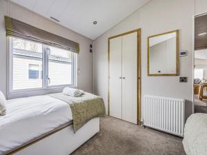 Gorgeous Home in Lakeside Park Pass The Keys