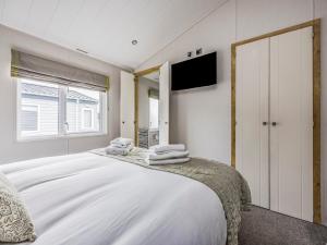 Gorgeous Home in Lakeside Park Pass The Keys