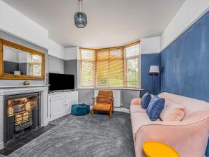 Charming Family Home with Parking Pass The Keys