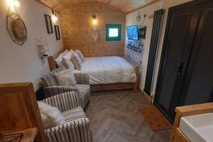 Min yr Afon - Cabin - Sleeps 2 - Hot Tub - Parking