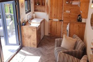 Min yr Afon - Cabin - Sleeps 2 - Hot Tub - Parking