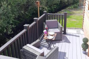 Min yr Afon - Cabin - Sleeps 2 - Hot Tub - Parking