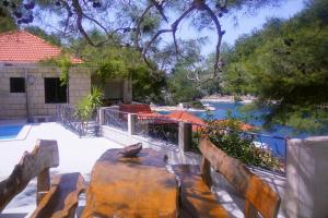 Seaside family friendly house with a swimming pool Puntinak, Brac - 767