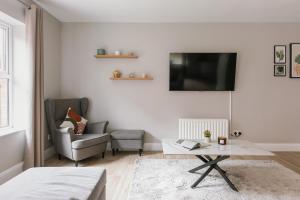 Luxurious 2 Bedroom City Centre Apartment Walking Distance to Everything Sleeps 6