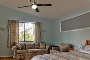 Lockhart Leafy Cottage - walk to Mollymook Beach