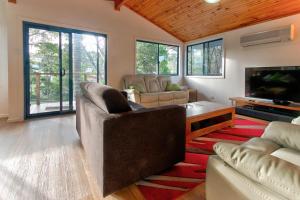 Lockhart Leafy Cottage - walk to Mollymook Beach