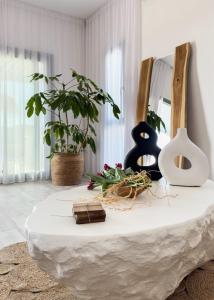 The Nine Graces- Céline, Elegant House with Pool, Garden & Rooftop