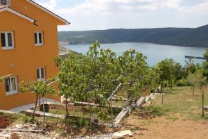 Apartments with parking space Trget, Rasa - 7687