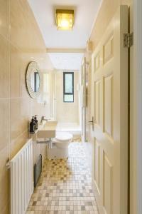 Central London Flat Steps from Piccadilly Circus