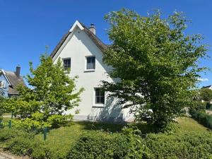 Ferienwohnung Königshörn OG, Helle Wohnung mit Balkon eigenem eingezäuntem Garten und Nähe zum Meer Hunde herzlich willkommen