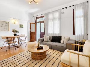 Stylish 2 Bed Apartment in Trendy Tamboerskloof