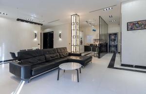 110 m2 golden square, renovated, 20metres croisette, parking private