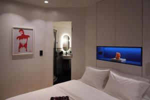 Chic & Cozy Athenian Studio with Balcony