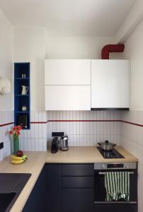 Chic & Cozy Athenian Studio with Balcony