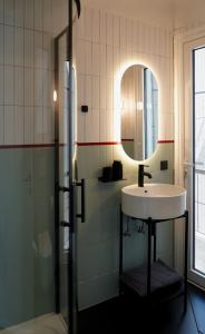 Chic & Cozy Athenian Studio with Balcony