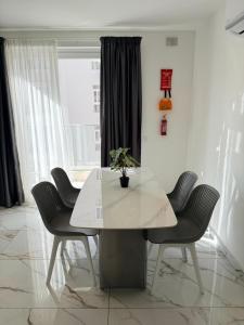 Family Friendly 2 Bedroom Apartment - By HostMT