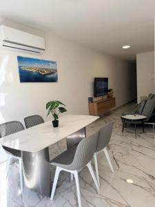 Family Friendly 2 Bedroom Apartment - By HostMT