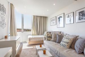 one bedroom plus 1 extra room Nomad Dreams N6 in Cascais mountain view