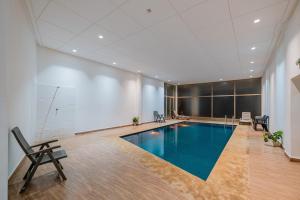 2BR Retreat in Hivernage Center with Pool, Balcony & Parking