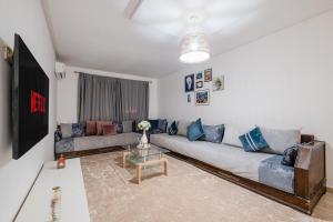 2BR Retreat in Hivernage Center with Pool, Balcony & Parking