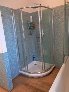 Cozy apartment in villa 4 PAX- Milano Nord - 200 MT train station to city center, Stazione centrale, Cadorna, airports - private parking place
