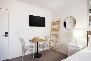 Queen Bed with Balcony at Manly - 3min walk to Corso & Manly Beach