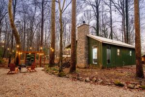 Secluded Romantic Cabin with Hot Tub and Fire Pit