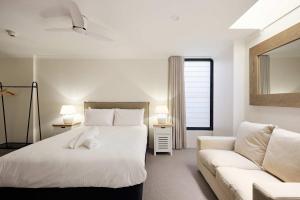 Queen Bed Studios with Sofa at Manly - 3min walk to Corso & Manly Beach