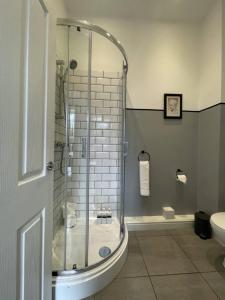 F2 Town Centre Apt, Comfy, Modern, Convenient!