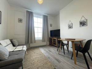 F2 Town Centre Apt, Comfy, Modern, Convenient!