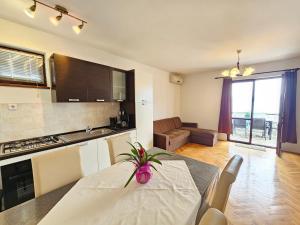 JOVANA NV - Apartment with balcony with sea view