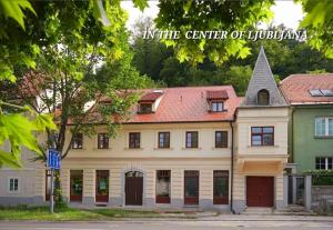 Karlovška Old town apartments