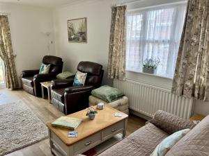 Dog-friendly 2-bed Bungalow by the beach in Trusthorpe, Lincs