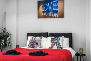 Top Floor 2 x bed apartment, Bright, by the The Pier