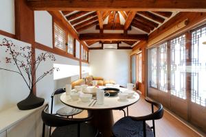 Premium Design Hanok Ubojae 牛步齋 Slow Walk in Bukchon