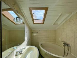 Central 3 rooms apartment 5 minutes away meter station