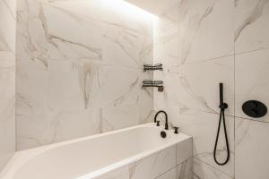 Charming 1-Bed London Flat with Private Balcony