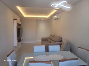 Apartamento 2 suites Luxo, 1 quadra mar, Piscina Climatizada no condominio