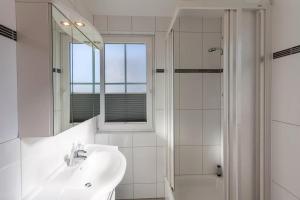 Ferienwohnung Königshörn EG, Helle Wohnung mit 2 Terrassen, eigenem eingezäuntem Garten und Nähe zum Meer Hunde herzlich willkommen